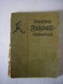 Was wäre Fußball ohne das reiche Liedgut, das er hervorgebracht hat. In diesem Buch finden sich - wenn auch etwas nationalistisch gestimmt - Lieder für alle fußballerischen Lebenslagen.