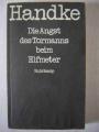 Dieser 'schauerlich-geniale' Roman aus dem Weltmeisterschaftsjahr 1970 eines Österreichers schildert den Untergang des ehemaligen Torwarts Bloch: Zuerst wird er entlassen, dann geschieht ein Mord und Bloch wird von der Polizei gesucht.